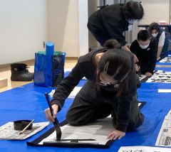 さまざまな世代が書き初めに挑んだ