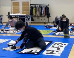 さまざまな世代が書き初めに挑んだ