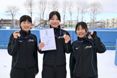 女子団体追い抜きで優勝した帯三条（左から）小島楓、西川想乃、奥秋静子（金野和彦撮影）