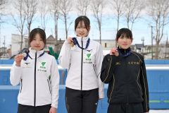 女子マススタート表彰。（左から）２位の平林美優、優勝の橋本姫桜、３位の長根結芽