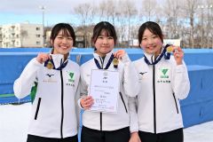 女子チームスプリントで優勝したＪＳＦエリートアカデミー星槎国際帯広。（左から）福島希空、西尾友里、平林美優（金野和彦撮影）