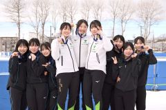 女子チームスプリントの表彰。中央が優勝のＪＳＦエリートアカデミー星槎国際帯広、左が２位の帯三条、右が帯農