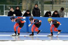 男子団体追い抜き３位の白樺学園。（左から）木本拓真、平子諒一、坂野誠道（金野和彦撮影）