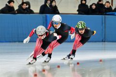 男子団体追い抜き２位の帯三条。（左から）日下賢将、黒坂快斗、藤田颯輝（金野和彦撮影）