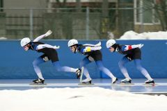 女子団体追い抜き２位の帯南商Ａ。（左から）小丹枝萌衣、重堂羽南、小原唯奈（金野和彦撮影）