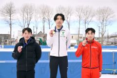 男子マススタートの表彰台。（右から）３位の丸子颯大、優勝の佐藤真翔、２位の船場充嵩