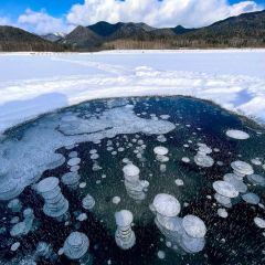 氷の中にさまざまな大きさの丸い気泡が閉じ込められたアイスバブル