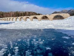 氷の中にさまざまな大きさの丸い気泡が閉じ込められたアイスバブル