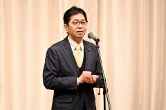 あいさつをする大和田同窓会長