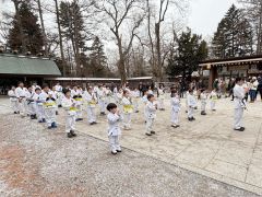 帯廣神社境内に整列、参拝する田浦流空手道西帯広支部の子どもたち