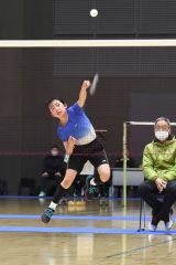 【６年生以下女子シングルス決勝】コースを狙ってスマッシュを放つ齋藤茉子（スポーレ幕別ＢＣ）