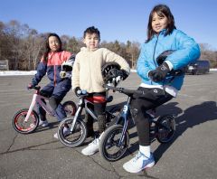 「ＷＲＣランバイク世界選手権大会」に向けて意気込む（右から）沼澤さん、利央斗ちゃん、坂本さん