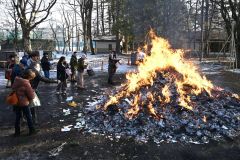 正月飾りなどを投げ入れ焼納する参拝者（１５日午前９時ごろ、須貝拓也撮影）