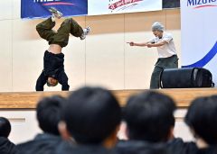 ブレイキンのＳｈｉｇｅｋｉｘ選手が明和小に　児童とダンスバトルも 7