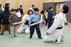 警察官に興味津々　帯広署「１１０番の日」イベント