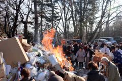 正月飾りやお守りなどを焼き清めて無病息災などを祈願する参拝者ら