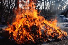 正月飾りやお守りなどを焼き清めて無病息災などを祈願する参拝者ら