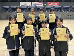 女子５位ペア。（前列左から）熊原・田村組、畠山・佐藤組。（後列左から）須貝・菅原組、宇佐美・前川組