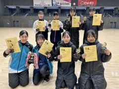 女子上位１～３位ペア。（前列左から）横地・平崎組、柴田・高橋組。（後列左から）尾崎・太田組、平松・三浦組