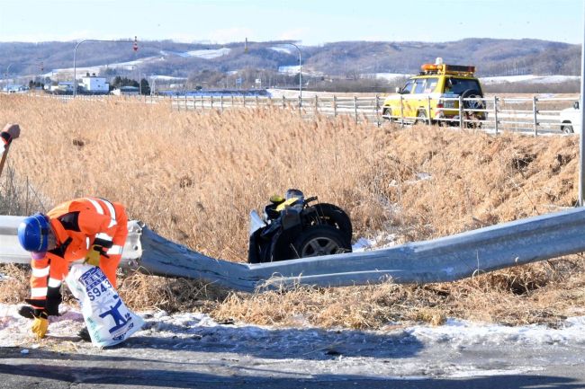 軽乗用車が路外転落、男性死亡　池田町高島