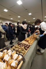 にぎわいを見せる小麦フェスタの会場（１８日午前１０時５５分ごろ、助川かおる通信員撮影）