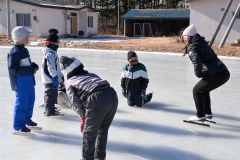 元オリンピアンの押切さん（右）にアドバイスをもらう児童ら