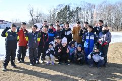 元オリンピアンの押切さん（前列中央）と授業に参加した東士狩小の児童ら