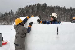 開村に向けたイグルーの建設が急ピッチで進む