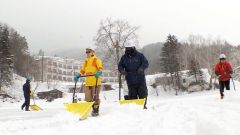 イグルーやアイスロッジなどの壁面となる、ブロック作るために集まったボランティア（１５日、星野広翔撮影）