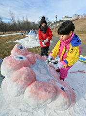 氷のメリーゴーラウンドに笑顔　少雪でも冬楽しむ　エコパで冬まつり 写真4