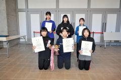 ６年女子総合の入賞者。前列中央が優勝の石川優和