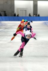 ３年女子優勝の下浦愛莉（手前）