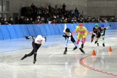 ５年女子決勝の神野莉子（左）