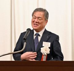 あいさつする細川会長