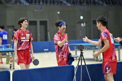 【男子決勝・Ｔｅａｍ―ｍｉｚｕｔａｎｉＡ―ＹＴＣ―Ｓ】ダブルスで勝利し、仲間とハイタッチを交わす水谷綱紀（中央）と水谷良紀