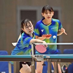 【女子決勝・スマイルクラブ―北海道アスティーダ】連係良く戦うスマイルクラブの（左から）坂上己旺と谷沿來羽