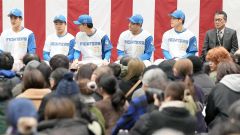 新入団選手のお披露目イベントに出席する澁谷純希（右から２人目）＝千葉・鎌ヶ谷スタジアム（大賀章好撮影）