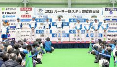 新入団選手のお披露目イベントで登壇した澁谷純希（右端）ら日本ハムの選手たち＝同