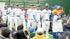 ファンに囲まれ退場する澁谷純希（右）ら日本ハムの新入団選手たち＝千葉・鎌ヶ谷スタジアム（大賀章好撮影）