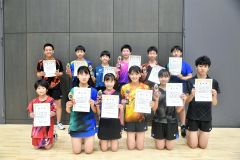 中学男女で入賞した選手たち。前列右から３番目は女子優勝の谷沿來羽（札内）。後列右から３番目は男子優勝の長嶋奏音（音更）