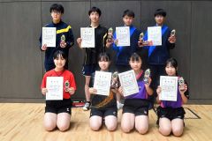 ジュニア男女の入賞選手。前列左から２番目は女子優勝の石井愛菜（上士幌少年団）。後列左から２番目は、男子優勝の宮川陸（上士幌高）