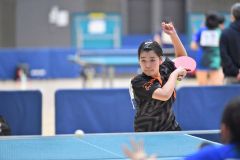 【小学女子・決勝】鋭いスマッシュを放つ帯広Ｔ・Ｔスタジオの藤縄まお