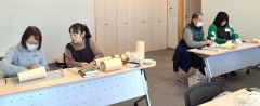 ブックコートかけを体験する参加者