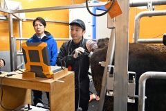 豊頃町の武隈ブリーディングファームの採卵室を見学する鈴木知事