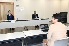 浦幌で近江前代表理事らと懇談する鈴木知事（奥）