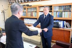 感謝状を受け取る高山校長