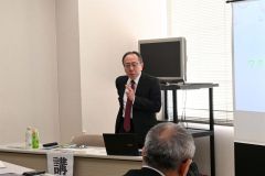 講演する石川氏
