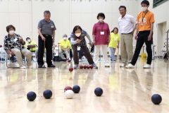 昨年新得町で開かれた十勝地区身体障がい者スポーツ交流大会で行われたボッチャの競技の様子