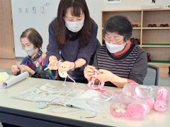 認知症マフ　認知症患者に安心感　新得で編み方講座
