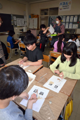 十勝農業の主要品目の小麦について理解を深めた児童（幕別町札内北小）